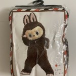 Labubu stílusú barna nyuszi jelmez – extra puha és cuki megjelenés