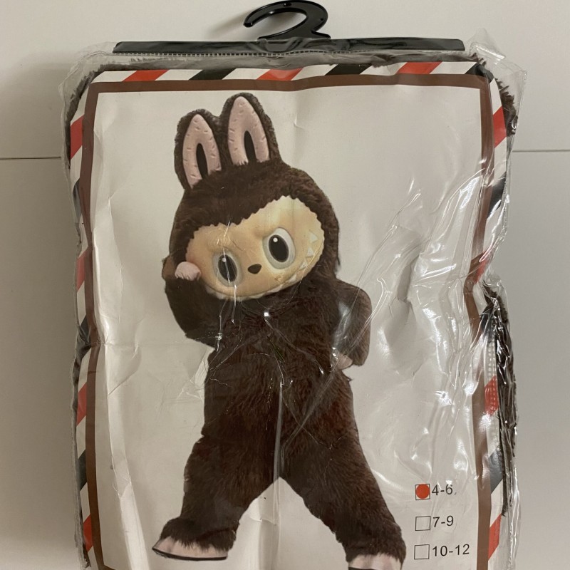 Labubu stílusú barna nyuszi jelmez – extra puha és cuki megjelenés