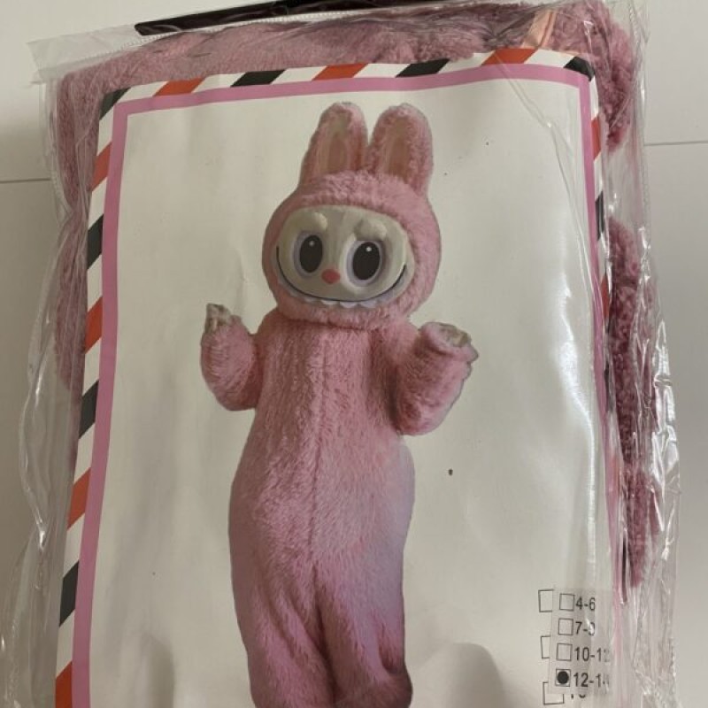 Labubu stílusú rózsaszín nyuszi jelmez – extra puha és cuki megjelenés