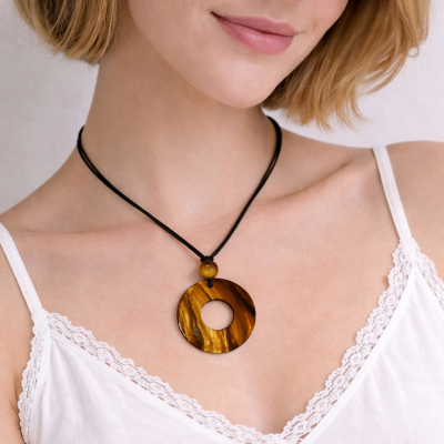 Nyaklánc barna medállal