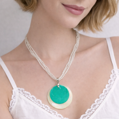 Fehér nyaklánc medállal